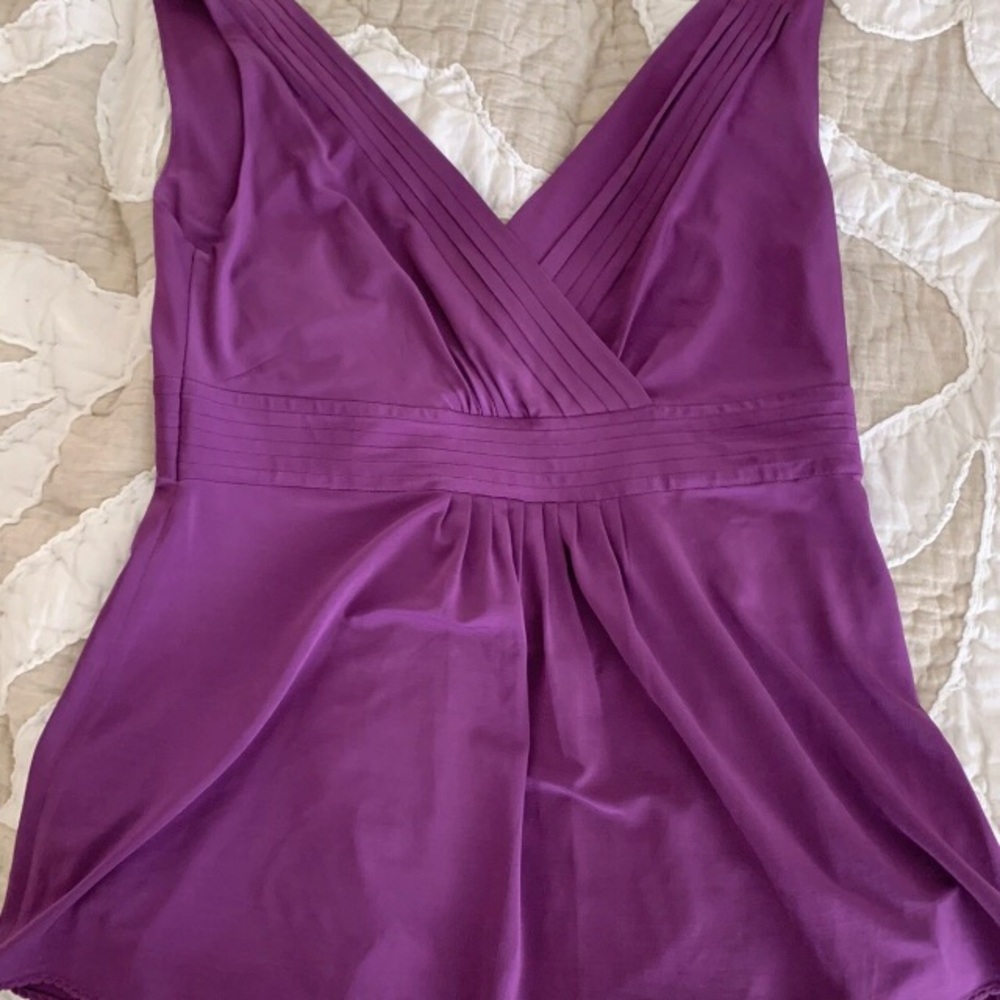 Elie Tahari Hillary Vneck princess blouse Medium sleeveless plum NWT
MSRP $198